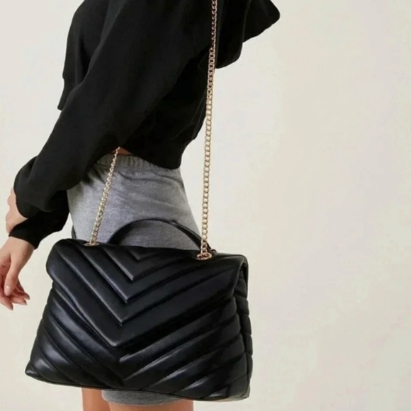 Elegant Black Quilted Shoulder Bag - Picture 5 of 10